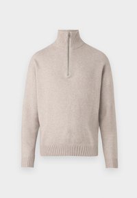 Suéter de punto suave en color beige, con medio cierre en el cuello. Presenta un cuello y puños acanalados, con un ajuste relajado y un diseño sin costuras.