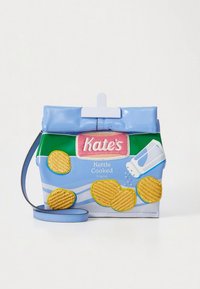 Μπλε, ορθογώνια τσάντα που μοιάζει με συσκευασία πατατάκια, με κίτρινες λεπτομέρειες πατατών και κλείσιμο στο πάνω μέρος. Διαθέτει μπλε ιμάντα ώμου και λεπτομέρεια λογότυπου.