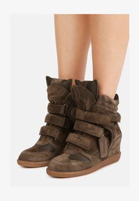 Δεν επιλέχθηκε, khaki