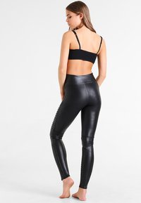 Spanx - FAUX LEATHER MOTO LEGGINGS - Leggingsit - very black Pienoiskuva 1