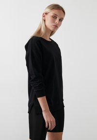 LELA CREW NECK - Sportska majica - black