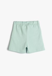 Shorts verde menta chiaro realizzati in cotone morbido, dotati di una fascia elastica in vita e un design semplice senza motivi o decorazioni.