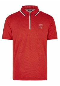Rode polo t-shirt van gestructureerde stof, met een ritssluiting aan de voorkant, een contrasterende kraag met strepen, en een klein logo op de borst.