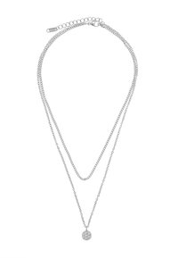 Zilveren dubbele ketting met gestructureerde schakels, met een ronde hanger versierd met kleine heldere edelstenen.