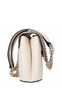 Bolso de cuero crema con forma estructurada, que cuenta con una correa de cadena y acentos negros contrastantes. Textura suave y detalles de diseño minimalistas.