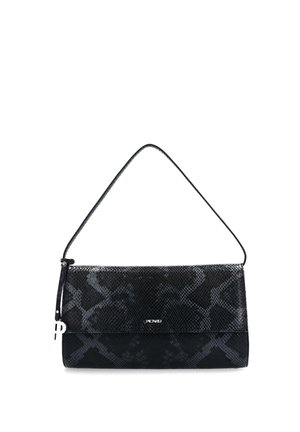 Bolso de hombro negro con textura, con una correa corta y un sutil patrón de serpiente, con un pequeño logo metálico en la solapa frontal.