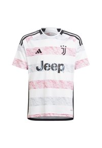 Maglia da calcio della Juventus con base bianca, strisce orizzontali rosse e grigie, accenti neri, logo "Jeep" e tre stelle sopra il marchio.