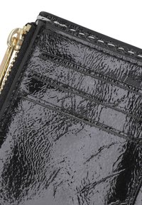 Schwarze Lacklederbörse mit einem Reißverschlussfach und mehreren Kartenfächern, mit strukturiertem Finish und goldfarbenen Hardware-Akzenten.