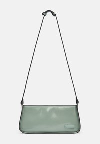 Borsa in pelle verde menta con finitura liscia, rifiniture nere e una lunga tracolla. Presenta una sottile placca con logo sul fronte.