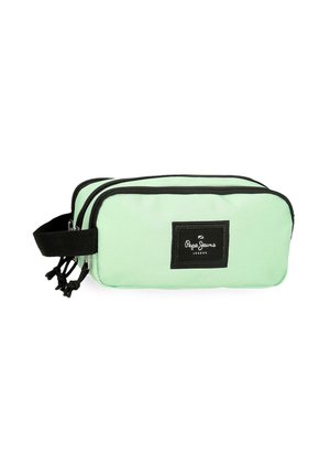 Estuche rectangular verde menta con dos compartimentos con cremallera, asa negra y parche con el logotipo de Pepe Jeans London en el frente.
