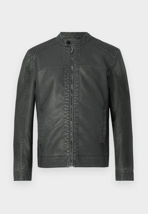 Fekete műbőr dzseki steppelt vállpanelekkel, állógallérral és patentos gombbal, valamint elöl cipzárral.