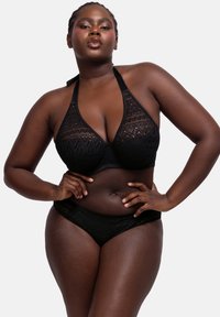 Juoda nėrinių bikini komplektas, kuriame yra apykaklės tipo viršus su bangų raštu ir atitinkamos kelnaitės. Tekstūra yra sudėtinga su permatomu raštu.