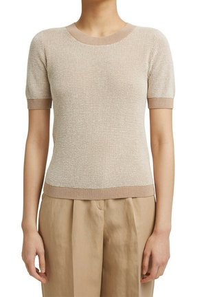 Beiges kurzärmeliges Strickoberteil mit geripptem Kragen, Bündchen und Saum, kombiniert mit hoch taillierten beigen Hosen.