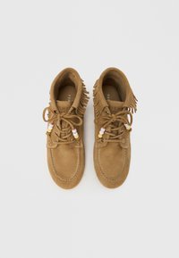 Ταμπά σουέντ μποτάκια αστραγάλου με λεπτομέρειες κρόσσια, στρογγυλερή μύτη, κορδόνια με χάντρες σε κίτρινο, ροζ και λευκό. Υφή με ανάγλυφη επιφάνεια.