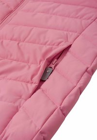 Różowa kurtka puchowa z poziomymi pikowanymi sekcjami, zamykaną kieszenią oraz gładką fakturą z kontrastowym uchwytem zamka.
