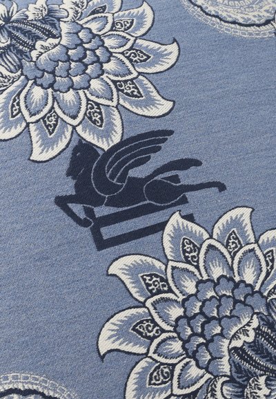 Tissu bleu avec des motifs floraux blancs brodés et une figure centrale de cheval ailé bleu foncé à tête humaine.