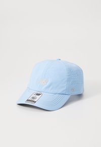 Lyseblå cap laget av fleksibel stoff, med en sydd logo, perforering detaljer på sidene, og et justerbart stropp.