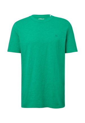 Groene T-shirt met korte mouwen gemaakt van zachte stof, met een ronde halslijn en een klein logo op de linker borst. Eenvormige textuur overal.