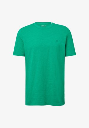 Groene T-shirt met korte mouwen gemaakt van zachte stof, met een ronde halslijn en een klein logo op de linker borst. Eenvormige textuur overal.