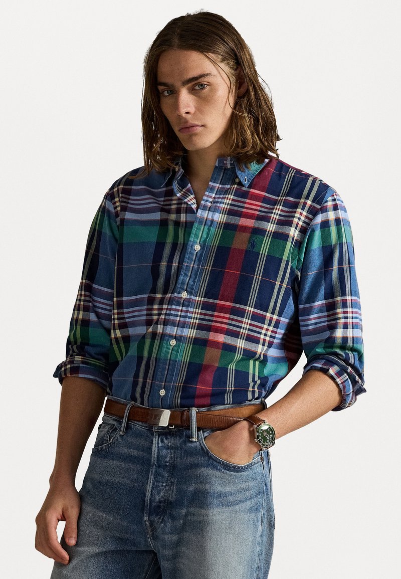 Medvilninis languotas marškinėliai su įvairiaspalvėmis kvadratėmis mėlynos, žalios, raudonos ir geltonos spalvos, su mygtukų apykakle ir pasuktais rankovėmis.