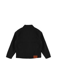 Czarna dżinsowa kurtka z kołnierzykiem, długimi rękawami i brązową skórzaną naszywką na dole po lewej stronie pleców. Gładka tekstura, prosty design.