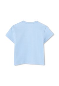 Lichtblauw katoenen t-shirt met korte mouwen, een ronde halslijn en een eenvoudige, gladde textuur. Geen zichtbare logo's of patronen.