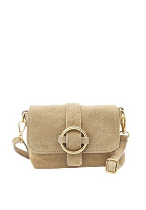 Petit sac bandoulière beige en daim avec une sangle réglable et une fermeture à boucle circulaire dorée sur le rabat avant.