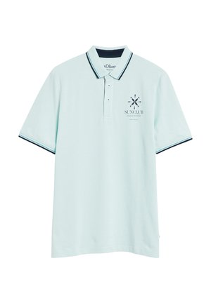 Polo bleu clair à manches courtes avec trois boutons, col et poignets rayés bleu marine, et logo foncé avec le texte « SUN CLUB » sur la poitrine.