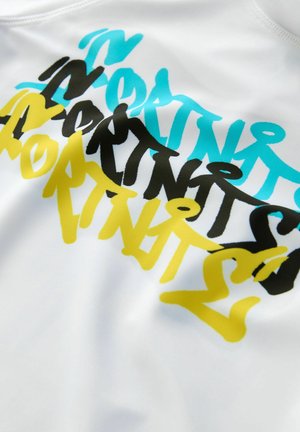 Valge kangas, millel on sinise, kollase ja musta värviga graffitistiilis mitme paksusega liigitatud ja dünaamiliste kujunditega värviline tekst.