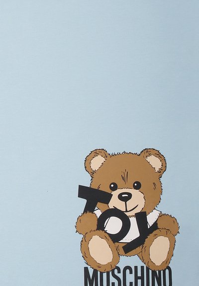 Illustrazione di un orsetto marrone che tiene una lettera nera con la scritta "TOY". Sfondo azzurro chiaro, con dettagli come occhi tondi e una morbida texture di pelliccia.