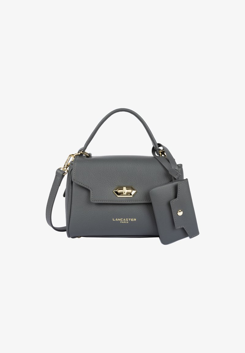 Sac à main en cuir gris Lancaster Paris avec poignée supérieure, fermoir doré, bandoulière amovible et porte-cartes assorti attaché.