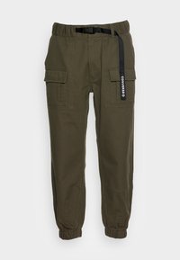 Olijfgroene cargobroek met elastische boorden, twee klepzakken en een geïntegreerde zwarte riem met een witte "CONVERSE" logo tag.