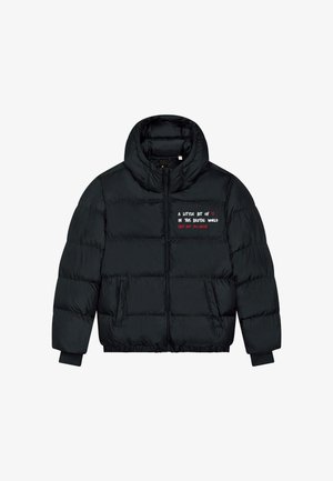 Doudoune noire avec un col montant, fermeture éclair à l'avant, deux poches frontales, poignets élastiques et détails textuels sur le côté gauche de la poitrine. Texture douce.