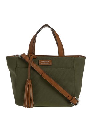 Sac fourre-tout en toile vert olive avec poignées en cuir marron, bandoulière ajustable, détail pompon et logo en patch à l'avant.