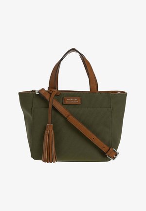 Sac fourre-tout en toile vert olive avec poignées en cuir marron, bandoulière ajustable, détail pompon et logo en patch à l'avant.