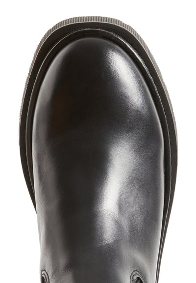 Stivaletto in pelle nera con finitura liscia, punta rotonda e suola piatta in gomma. Presenta cuciture discrete e un tallone rinforzato.