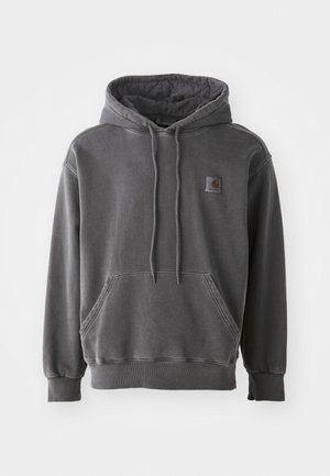 Sudadera con capucha gris hecha de una tela suave. Presenta un bolsillo tipo canguro en la parte frontal, puños acanalados y un pequeño parche de logo en el pecho.