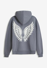 Szürke kapucnis pulóver, nagy fehér angyalszárnyakkal a háton, bordázott mandzsettákkal és aljjal.