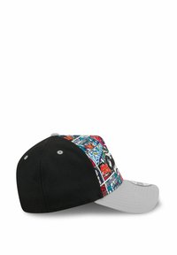 Schwarze Kappe mit einem bunten, gemusterten Vorderteil, das verschiedene grafische Designs zeigt, einem grauen Schirm und silbernen Lüftungsösen.