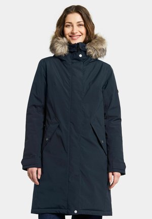 Marineblaue Kapuzenparka mit Kunstfellbesatz, wasserabweisendes Material, zwei Seitentaschen und Druckknopf-/Knopfverschluss. Lange Ärmel und gerade Schnittführung.