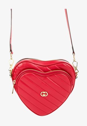 Rode gewatteerde leren crossbodytas in hartvorm met goudkleurige dubbele G-logo en ritssluitingen, met verstelbare riem.