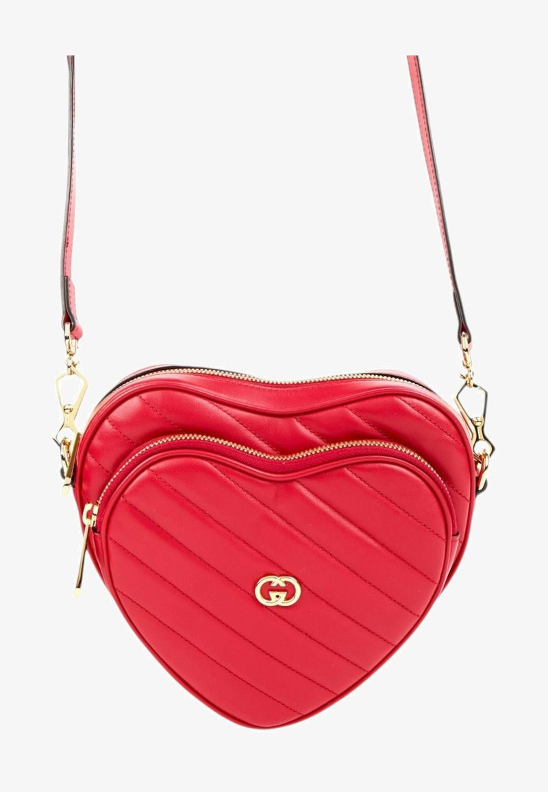 Sac bandoulière rouge en cuir matelassé en forme de cœur avec logo double G doré et fermetures éclair, avec une bandoulière réglable.