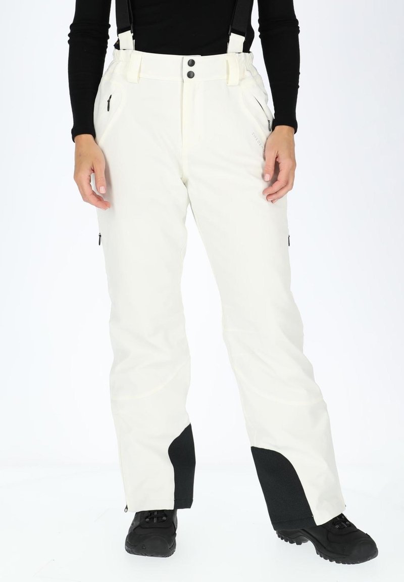 Pantaloni da neve bianchi con bretelle regolabili, tasche laterali con zip e dettagli neri alle estremità, realizzati in un tessuto resistente e testurizzato.