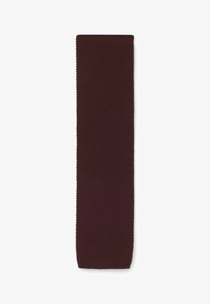 Burgundy neuletta, jossa on teksturoitu kuvio, kapea muoto ja siistit reunat, sopii muodollisiin tai puolimuodollisiin tilaisuuksiin.