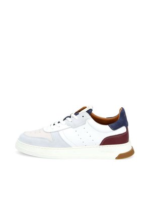 Basket de sport avec une tige en cuir blanc, des accents en suède gris, un talon bleu marine et bordeaux, et des détails perforés. Semelle en caoutchouc blanc.