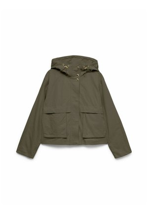 Veste à capuche vert olive avec poches à rabat à l'avant, fermeture par boutons et fermeture éclair, et cordons ajustables sur la capuche.