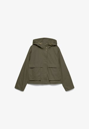 Veste à capuche vert olive avec poches à rabat à l'avant, fermeture par boutons et fermeture éclair, et cordons ajustables sur la capuche.