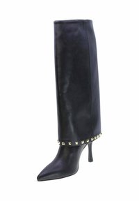 Stivale in pelle nero alto fino al ginocchio, con punta affusolata, tacco a stiletto e borchie quadrate dorate lungo il bordo superiore della sezione del piede.