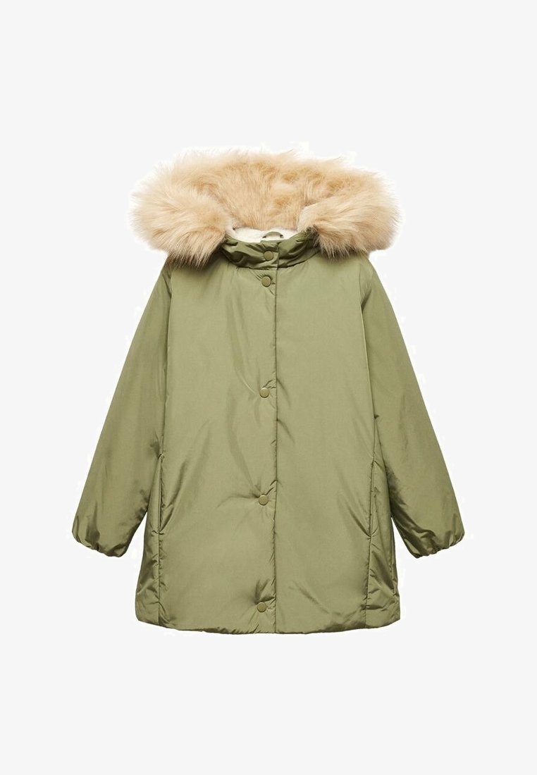 Manteau matelassé vert avec une capuche en fausse fourrure beige amovible, des boutons-pression et des poches latérales ; présente une texture matelassée et une doublure douce.