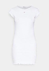 Robe moulante blanche à manches courtes avec tissu froncé, petit logo de marque sur la poitrine, bords festonnés aux manches, à l'encolure et à l'ourlet.